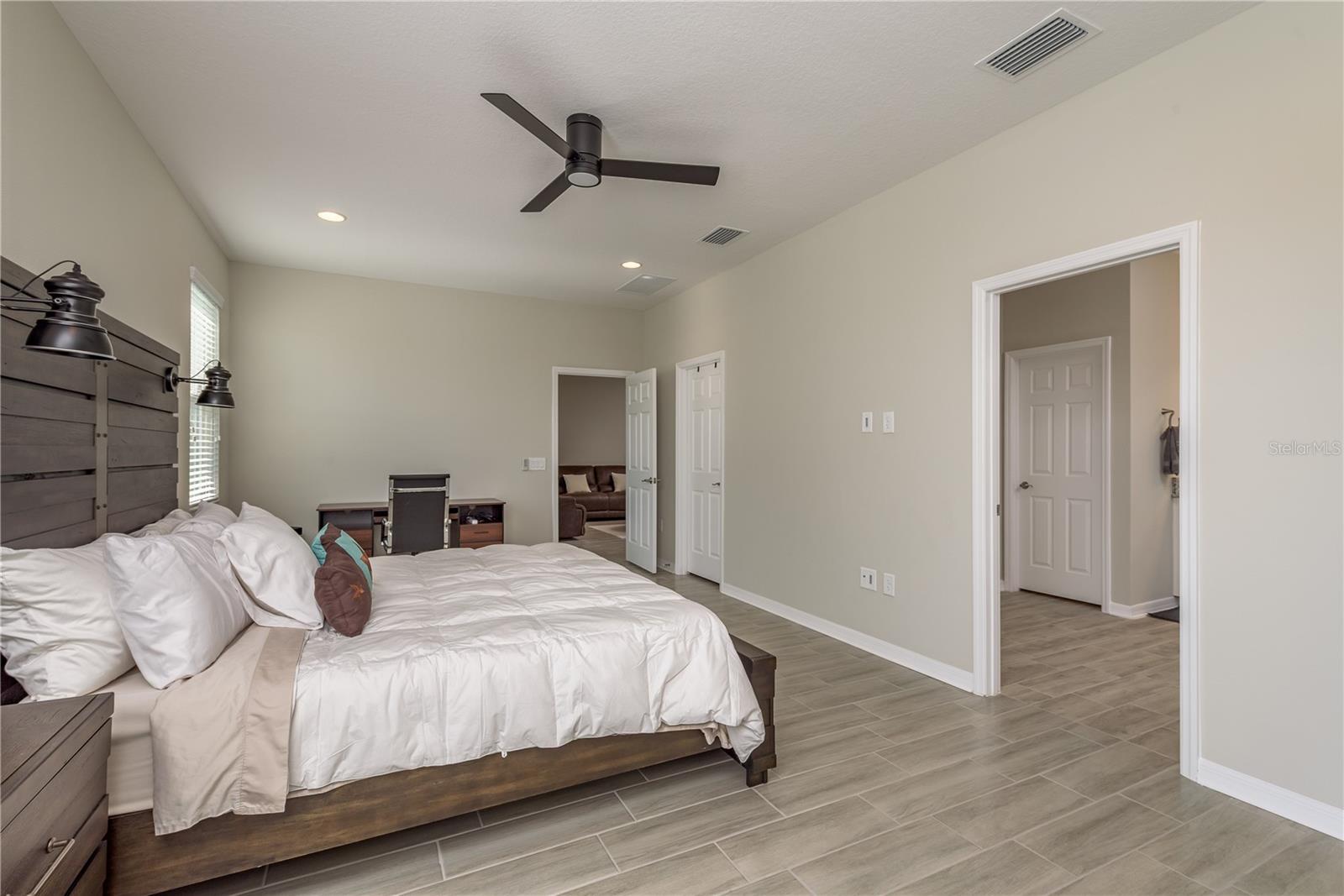 Listing photo id 18 for 12451 Nouveau Avenue