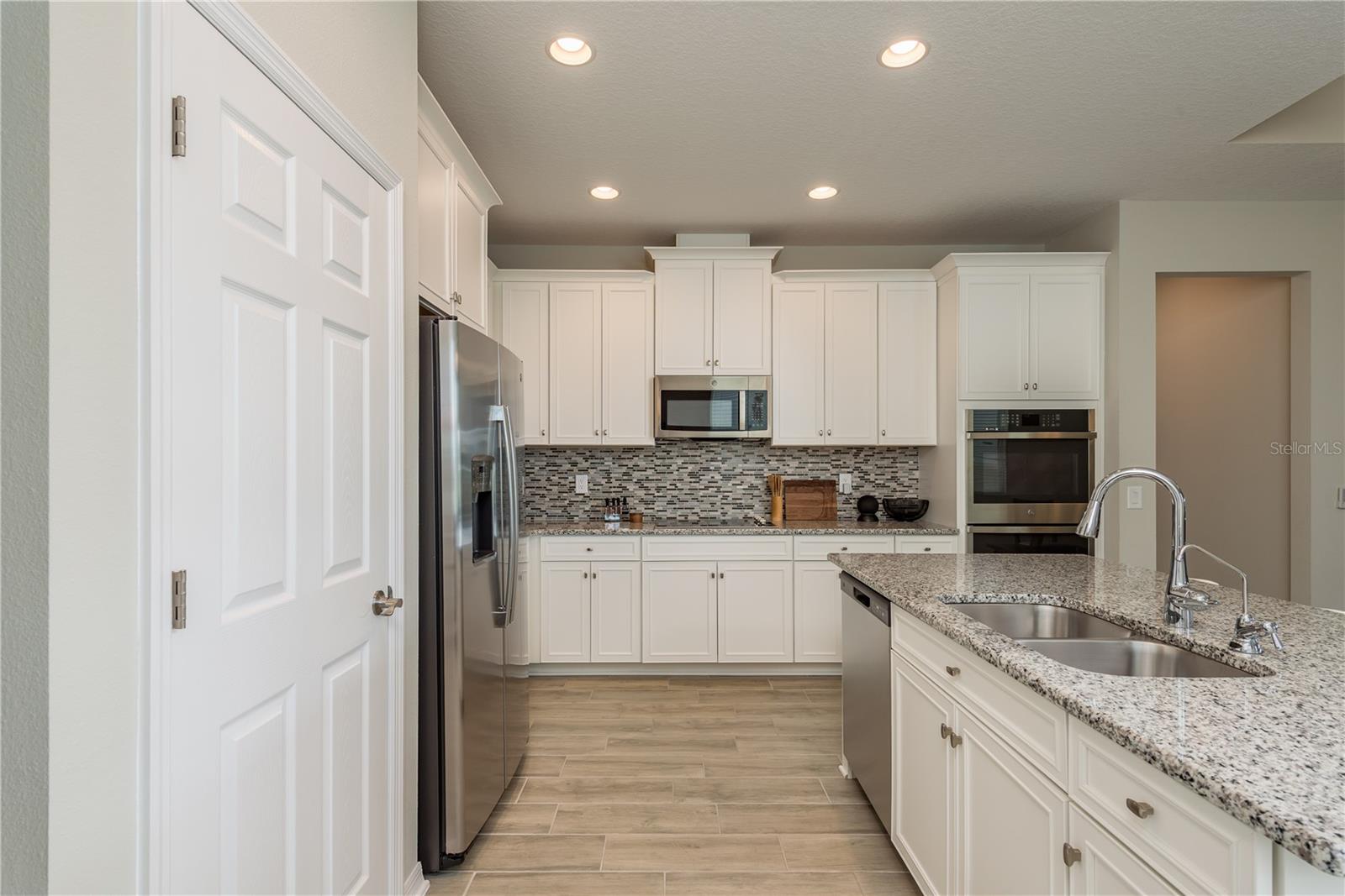 Listing photo id 6 for 12451 Nouveau Avenue