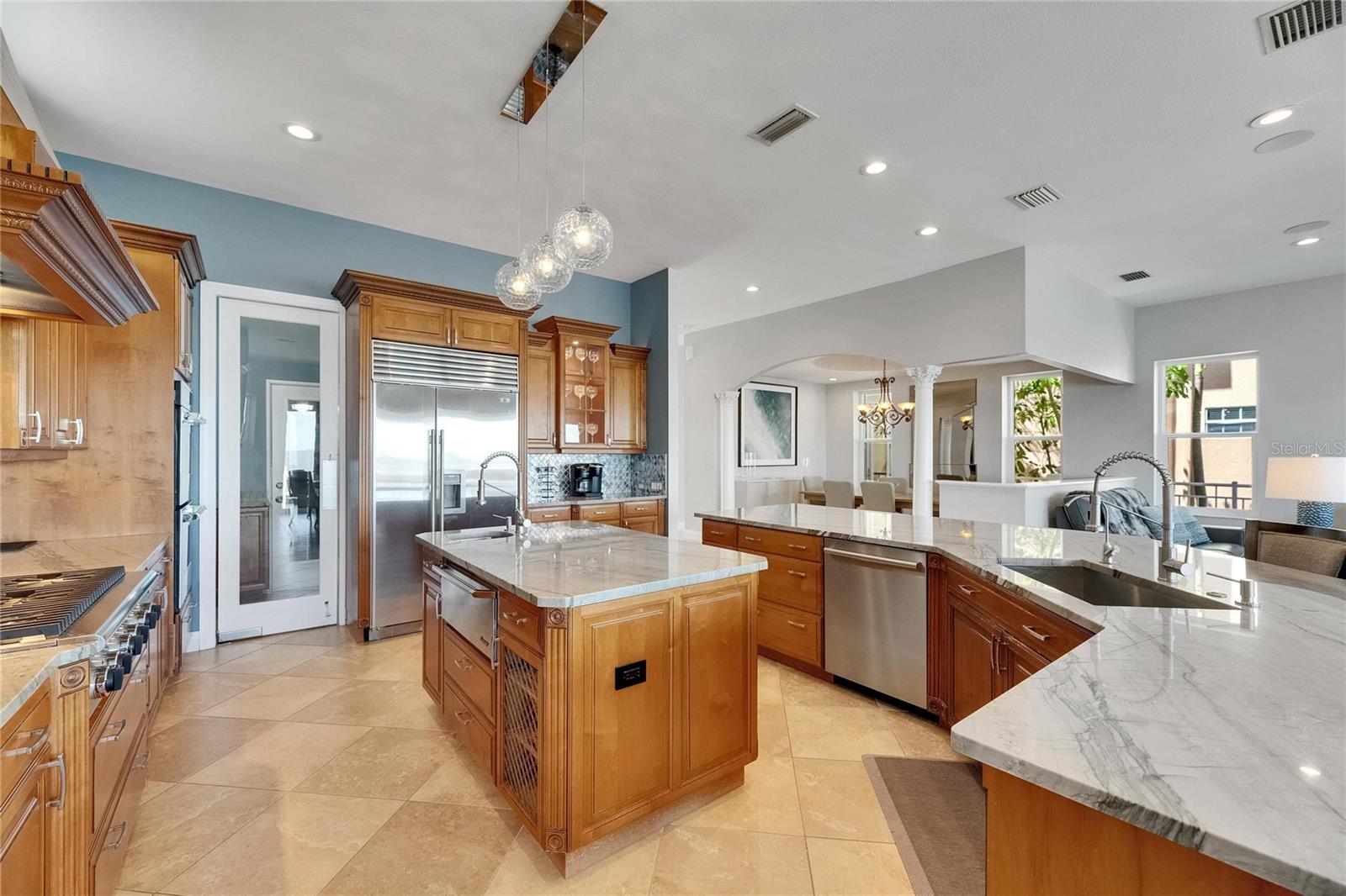 Listing photo id 9 for 6418 Bright Bay Court