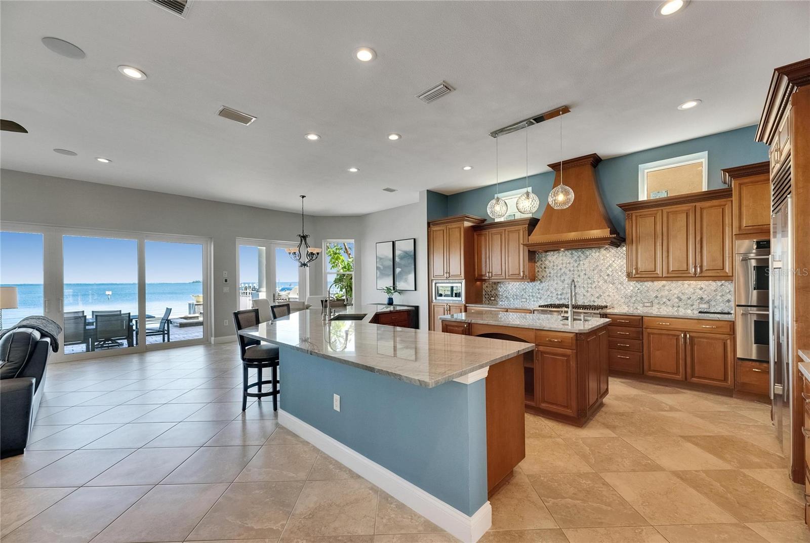 Listing photo id 12 for 6418 Bright Bay Court
