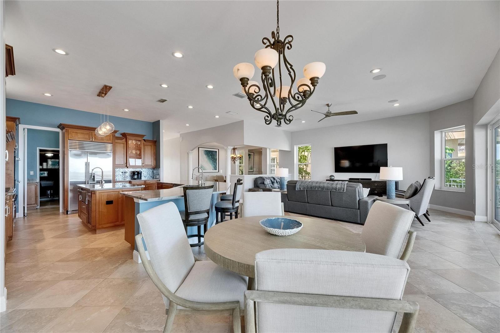Listing photo id 13 for 6418 Bright Bay Court