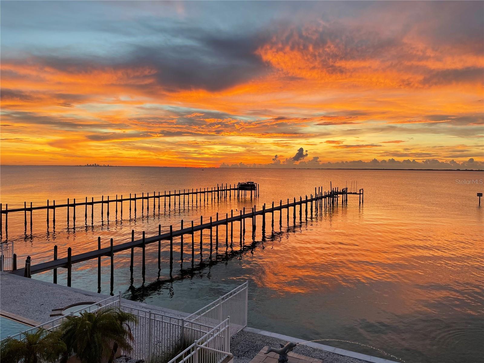 Listing photo id 2 for 6418 Bright Bay Court