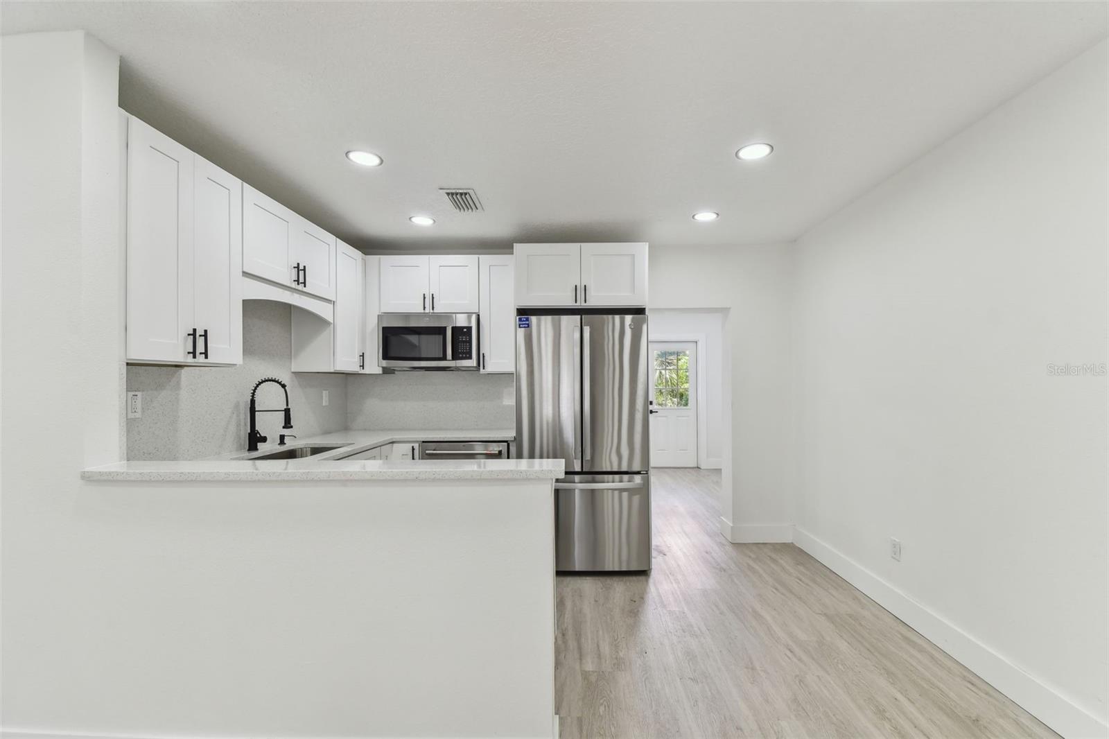 Listing photo id 11 for 7704 Tanglewood Lane