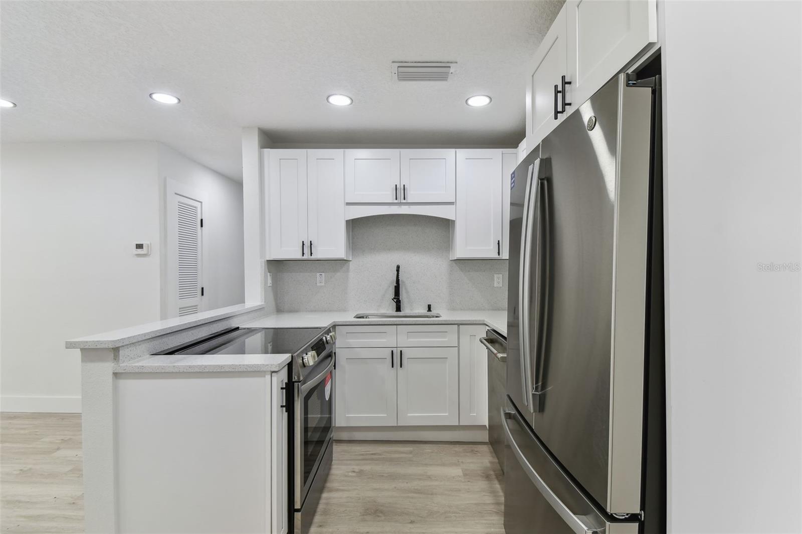 Listing photo id 13 for 7704 Tanglewood Lane