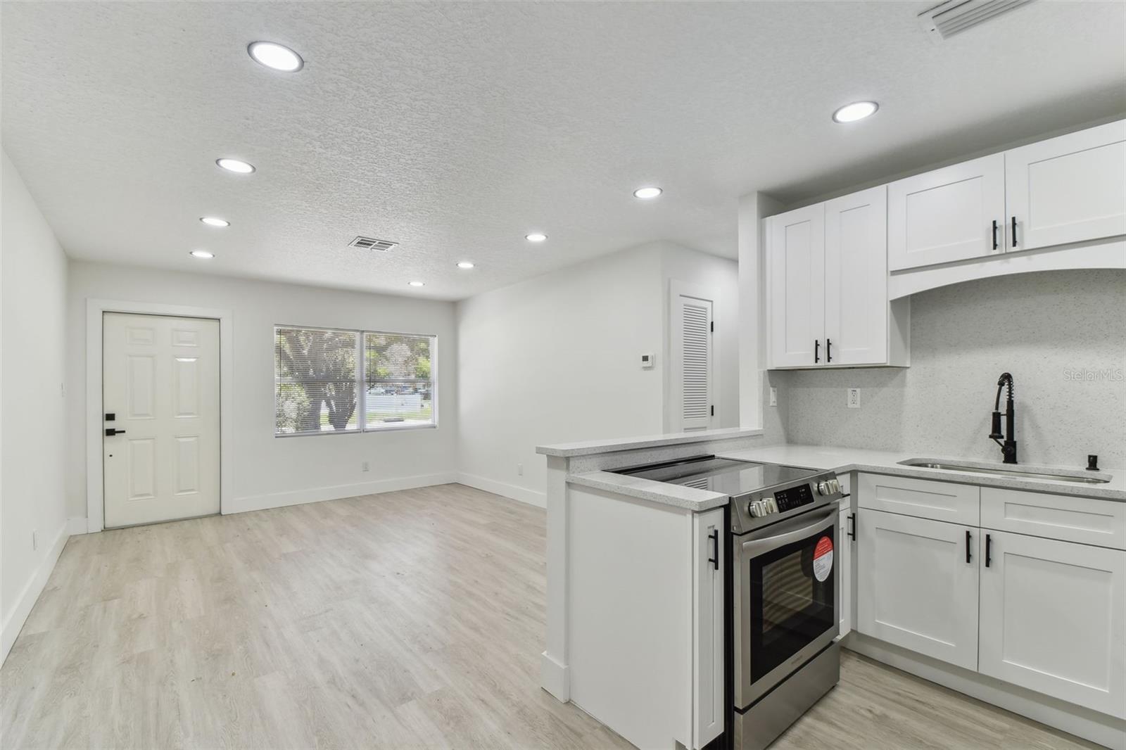 Listing photo id 14 for 7704 Tanglewood Lane