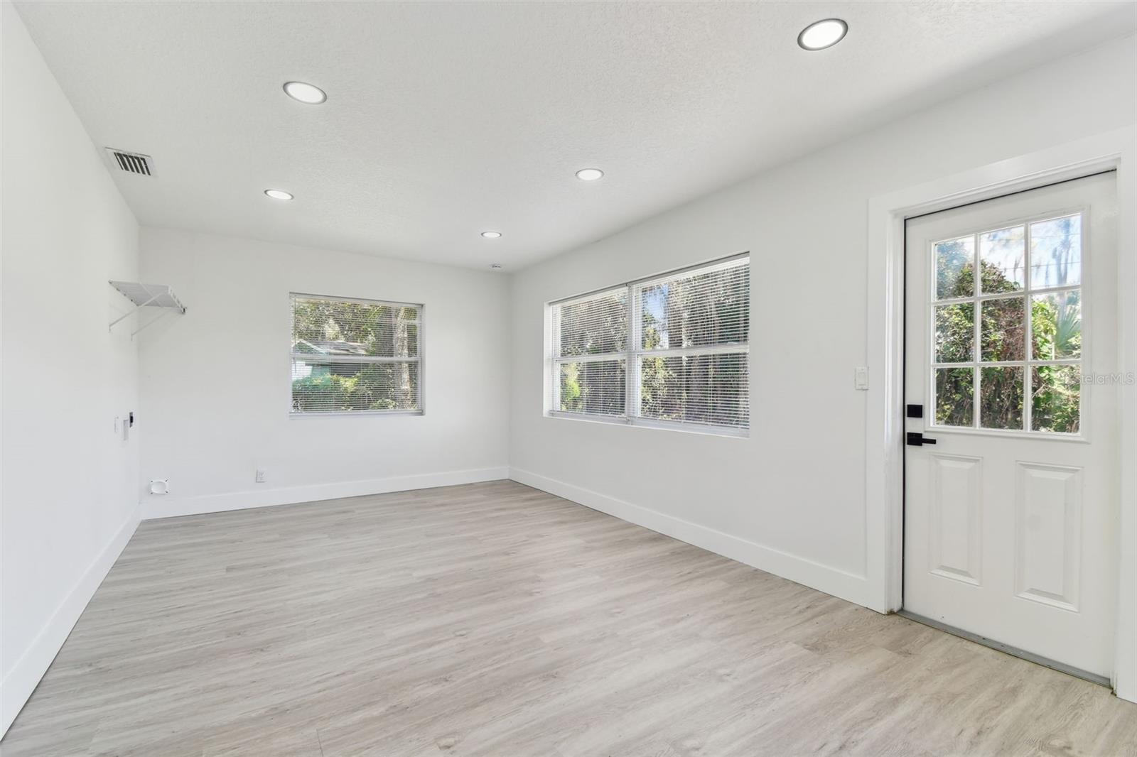Listing photo id 16 for 7704 Tanglewood Lane