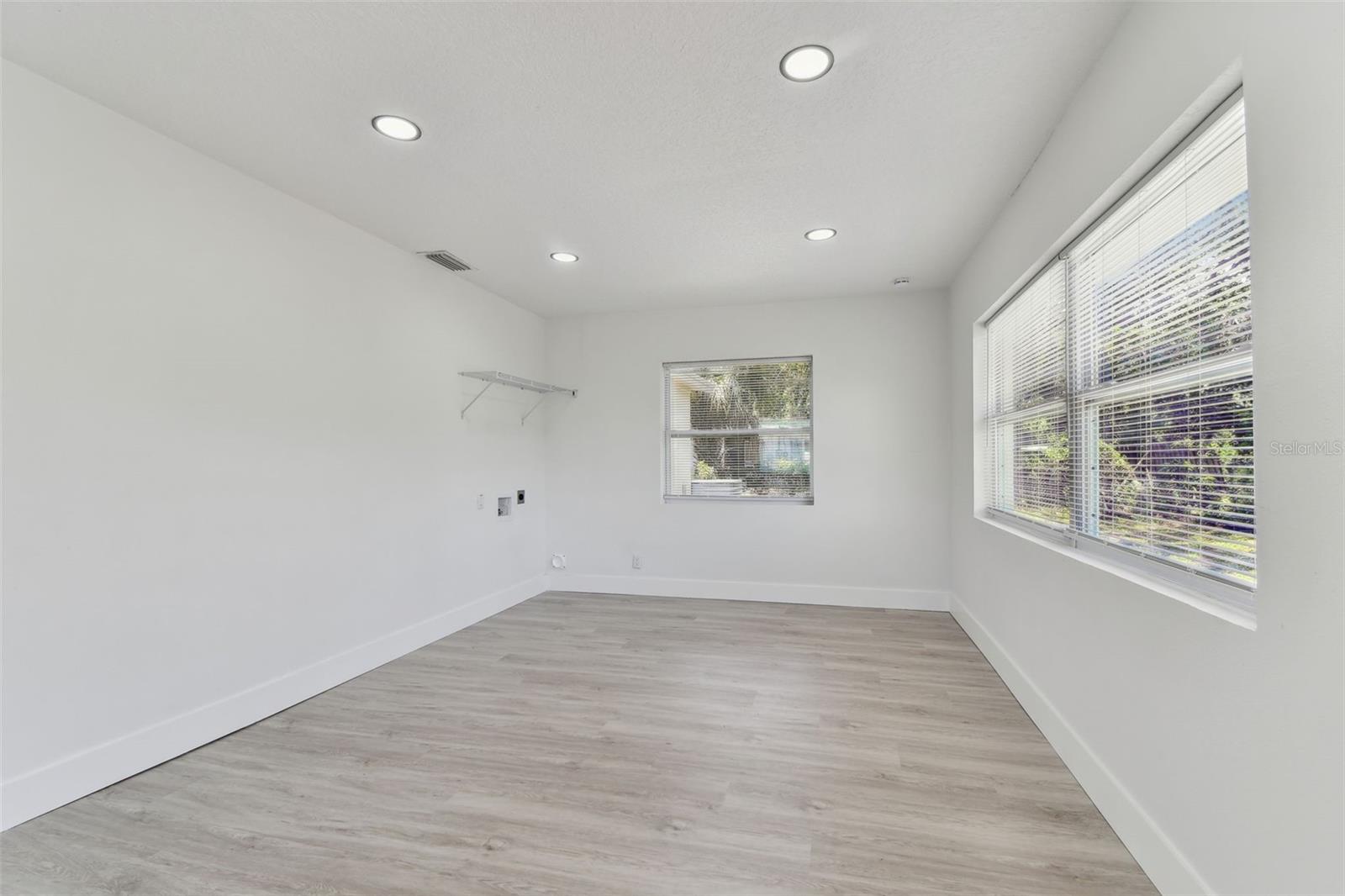 Listing photo id 17 for 7704 Tanglewood Lane