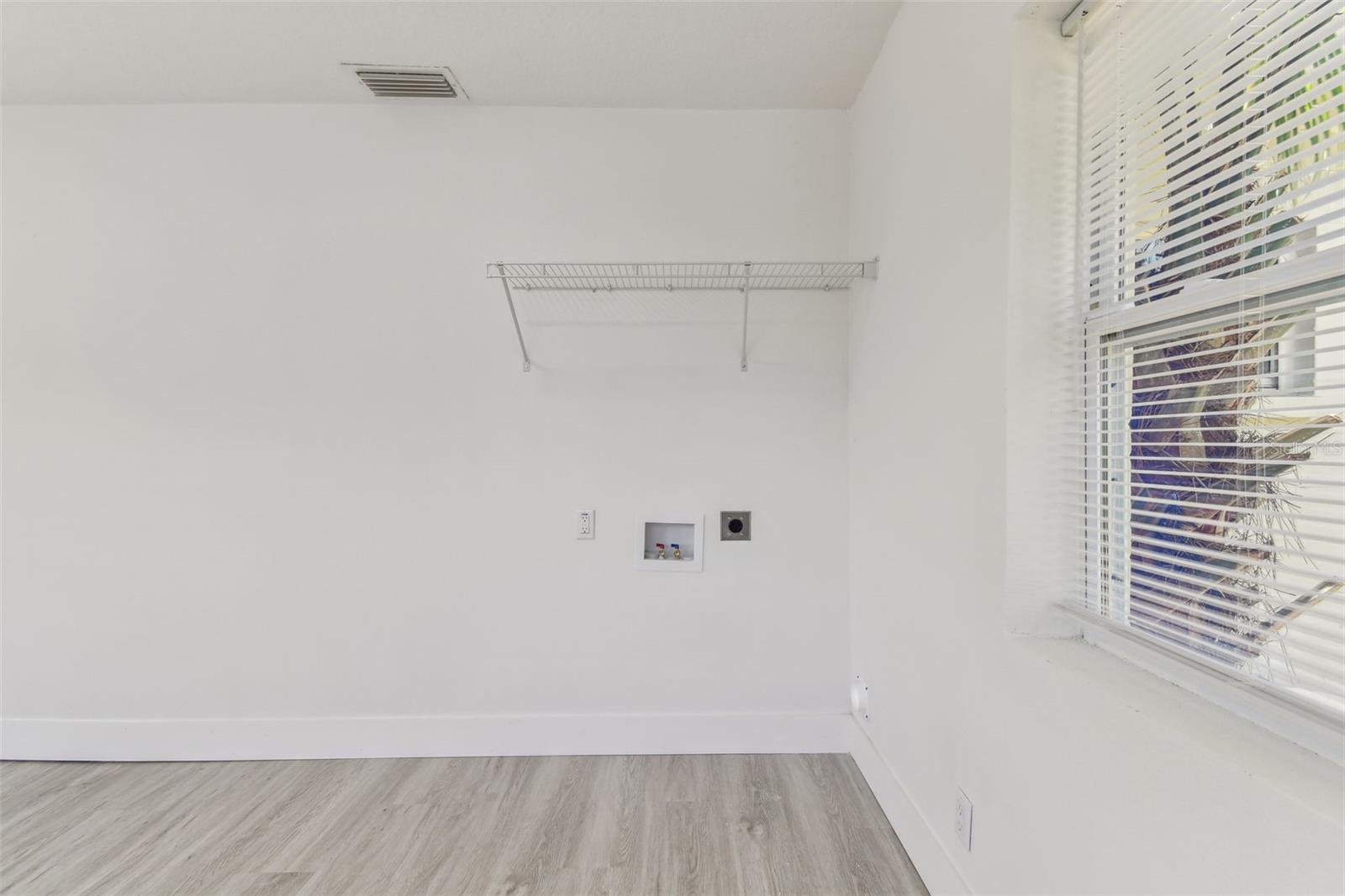 Listing photo id 19 for 7704 Tanglewood Lane