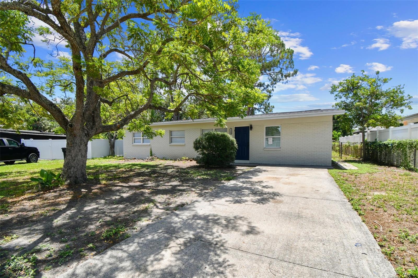 Listing photo id 2 for 7704 Tanglewood Lane