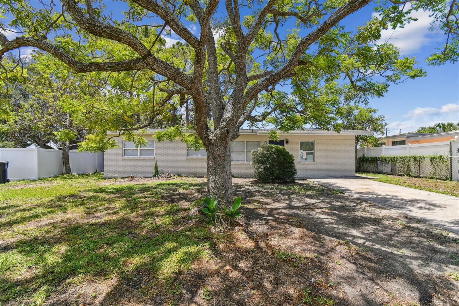 Listing photo id 3 for 7704 Tanglewood Lane