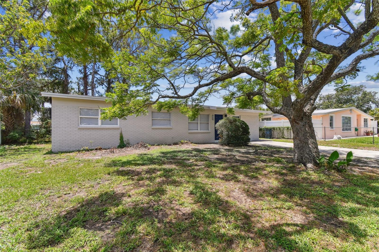 Listing photo id 4 for 7704 Tanglewood Lane