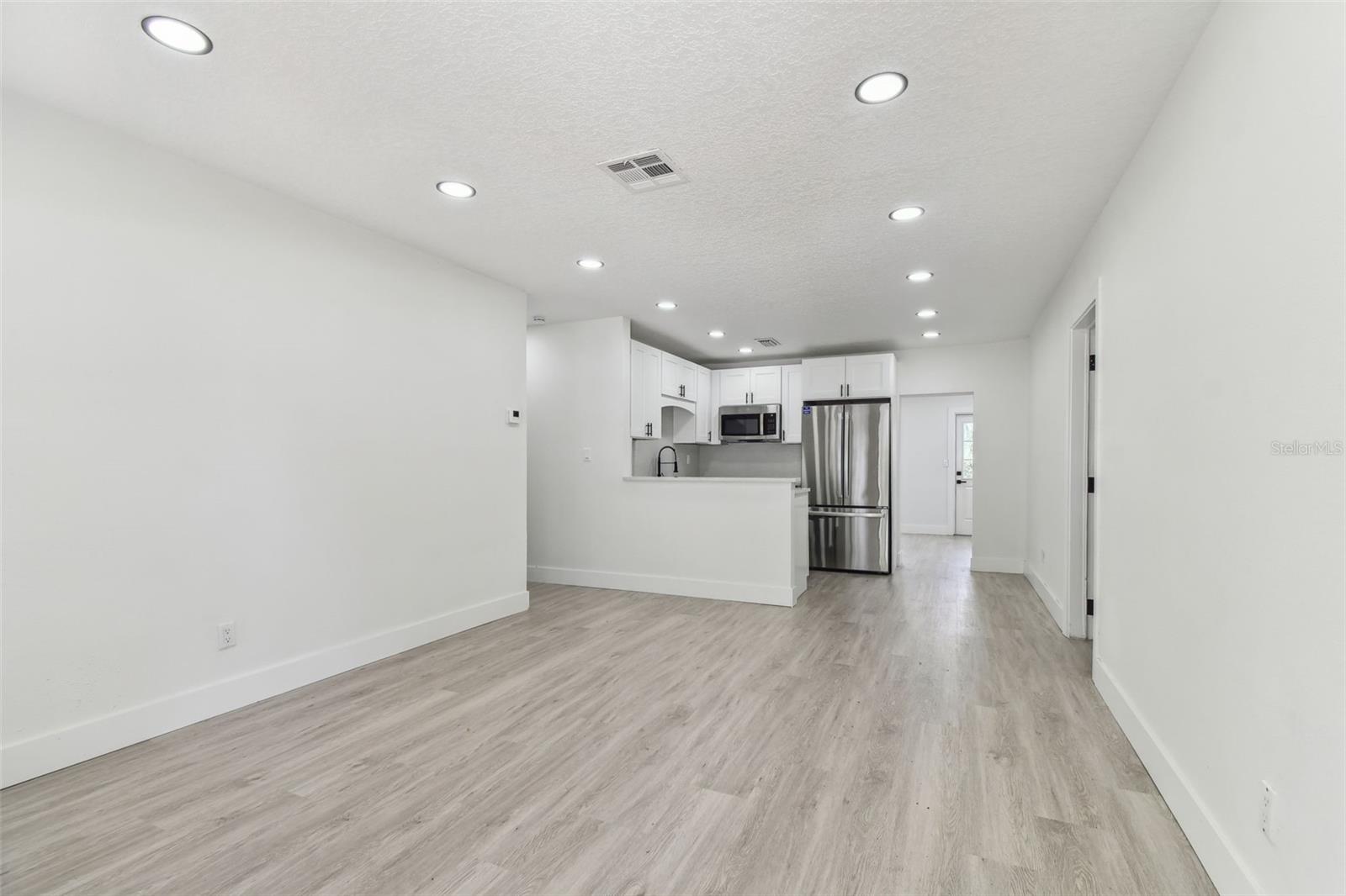Listing photo id 6 for 7704 Tanglewood Lane