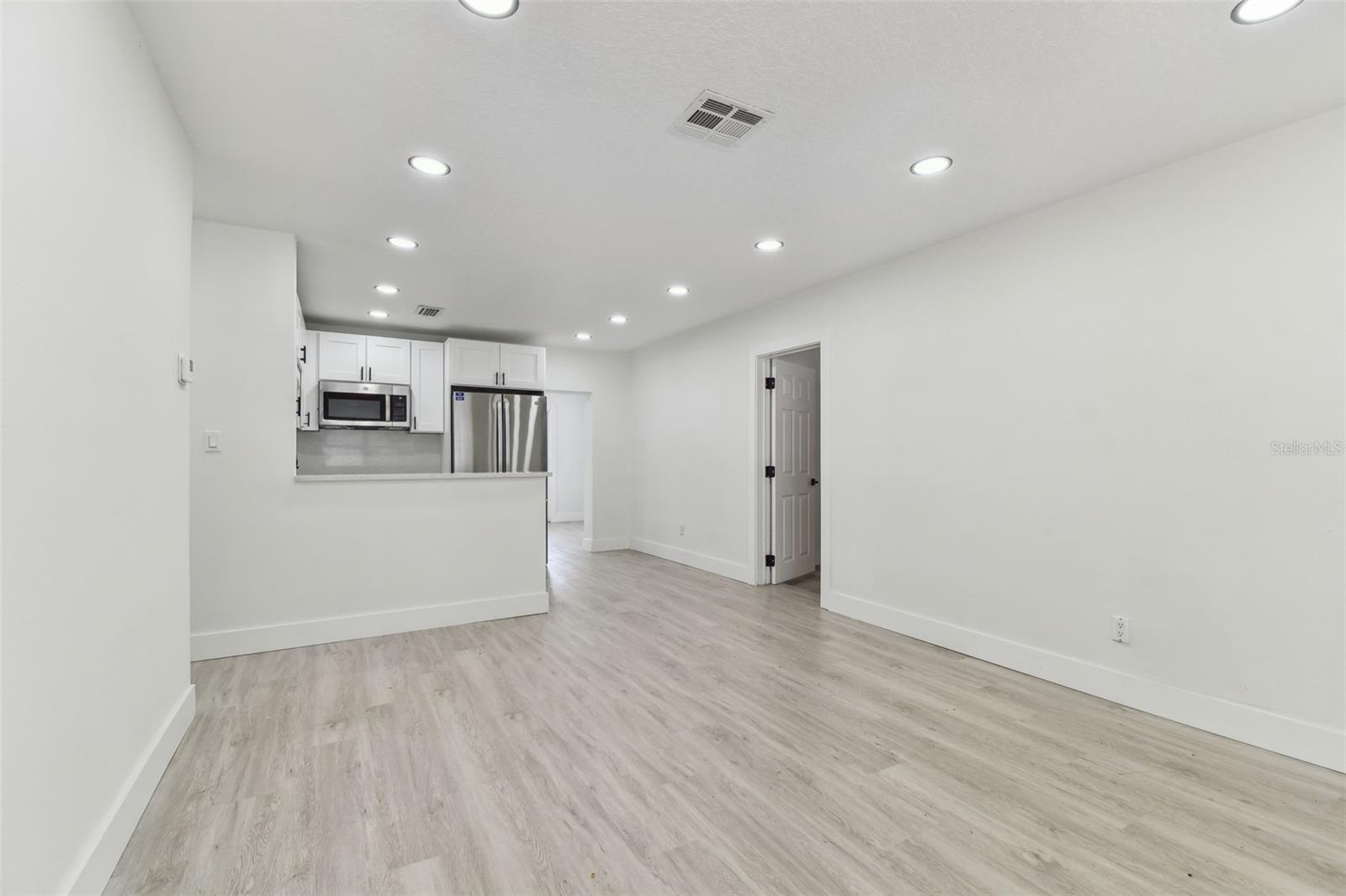 Listing photo id 7 for 7704 Tanglewood Lane
