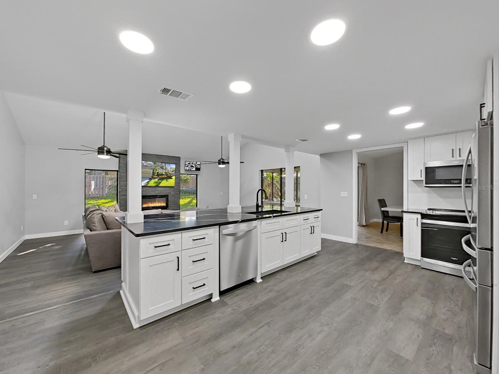 Image 12 of 53 For 852 Village Way