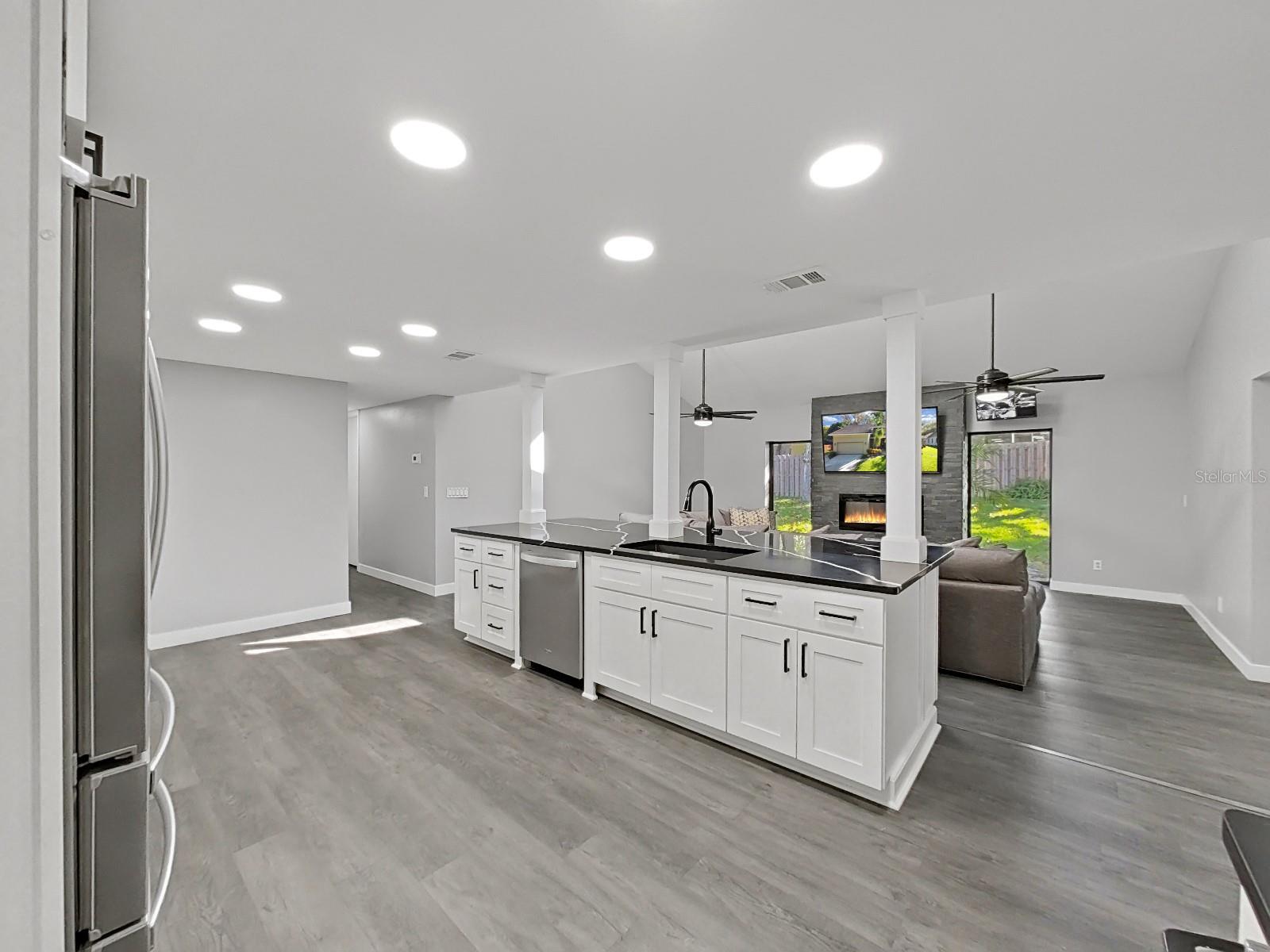 Image 13 of 53 For 852 Village Way