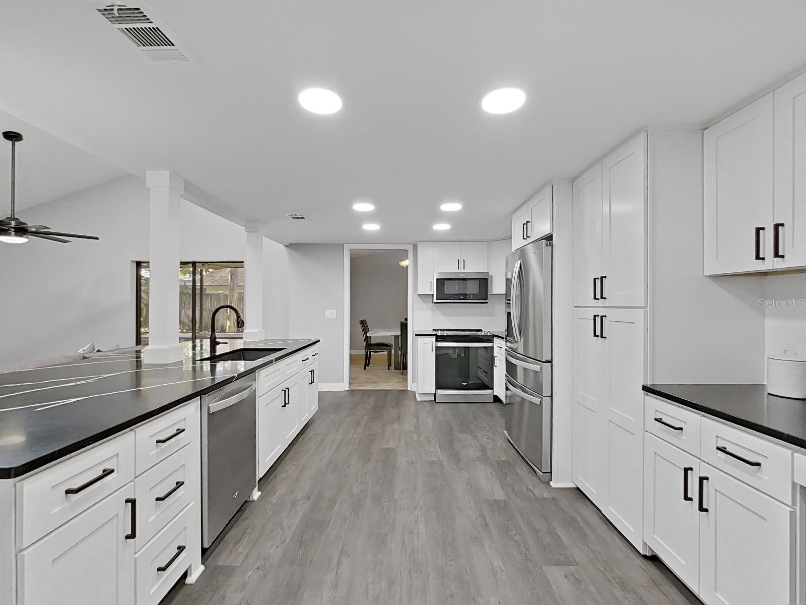 Image 17 of 53 For 852 Village Way