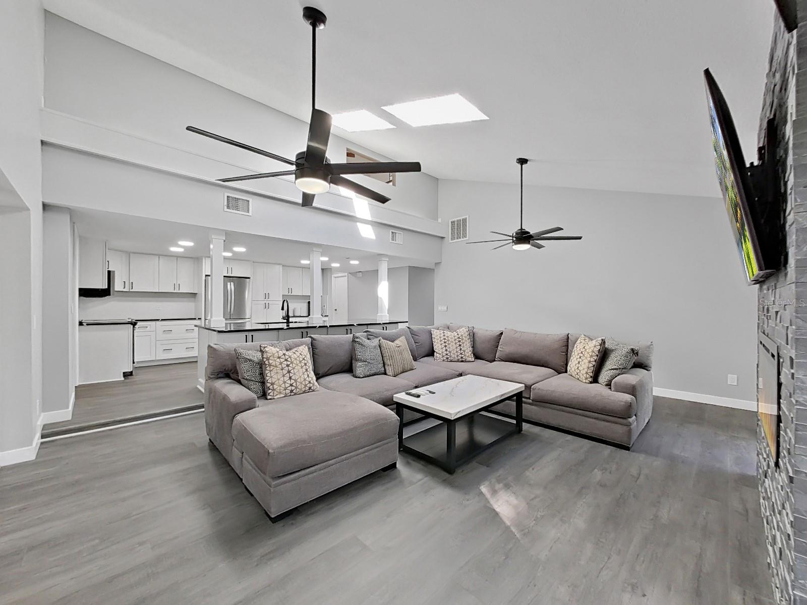 Image 18 of 53 For 852 Village Way