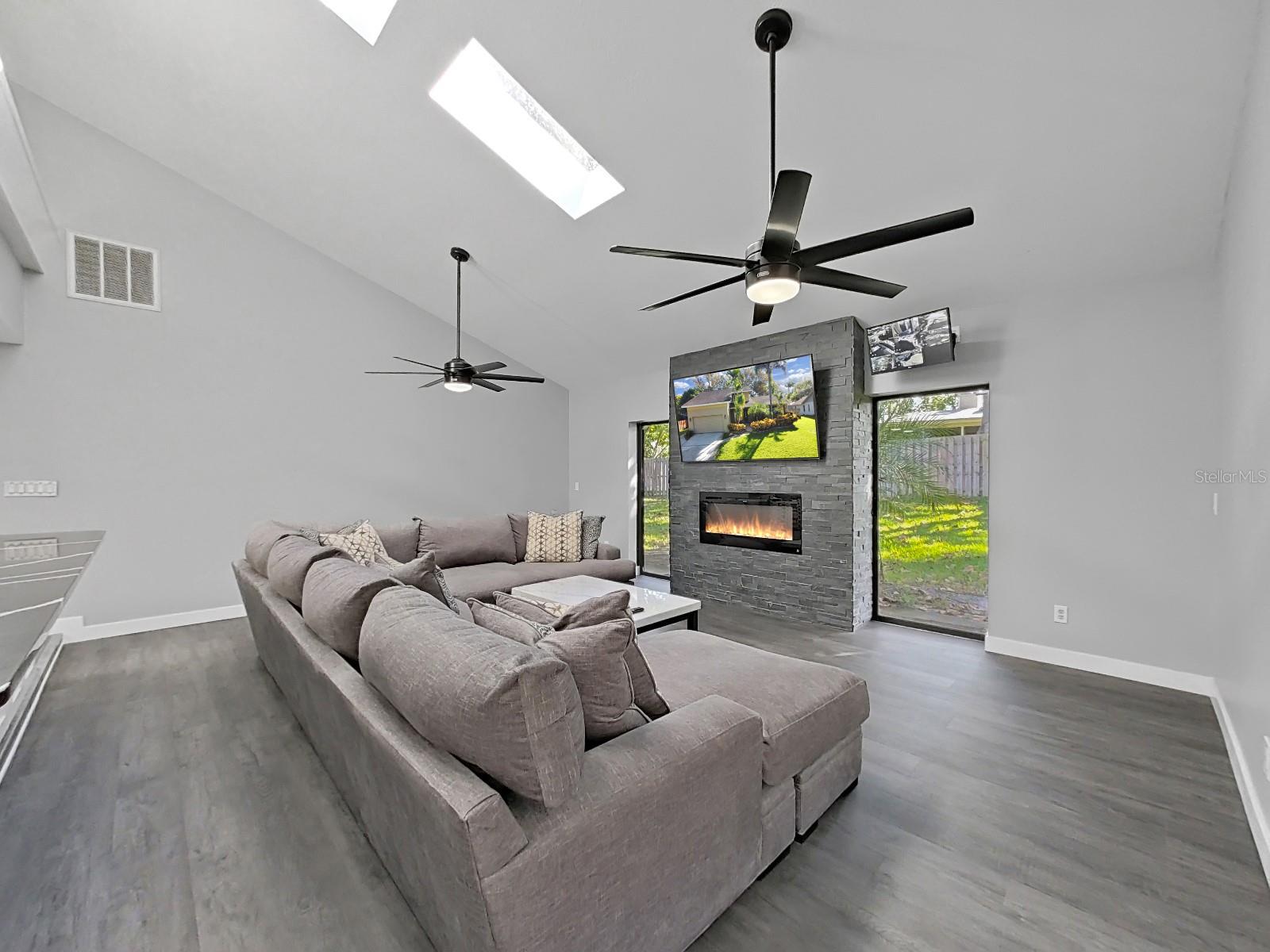 Image 20 of 53 For 852 Village Way