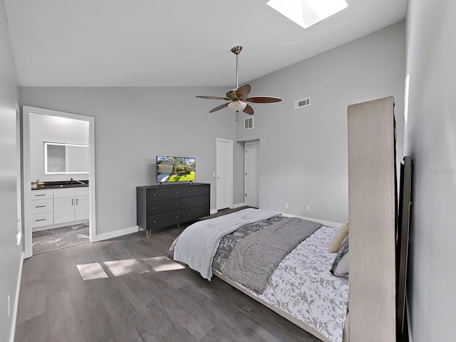 Image 22 of 53 For 852 Village Way