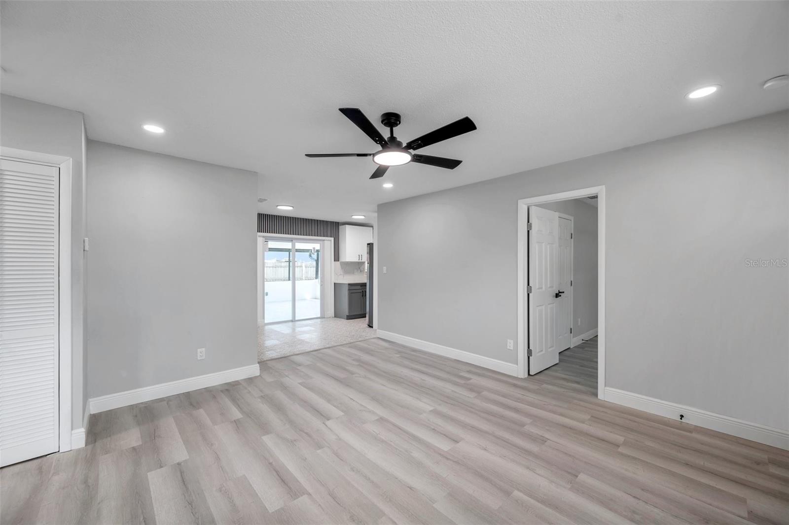 Listing photo id 8 for 5709 Charles Drive