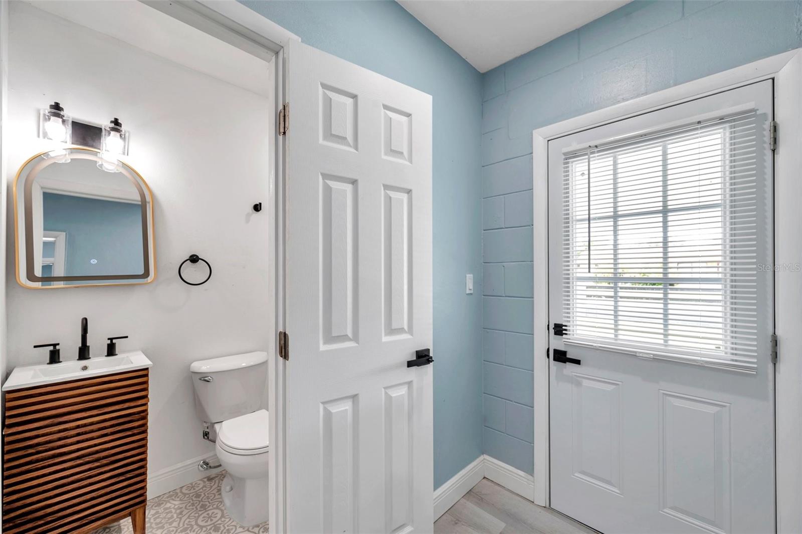 Listing photo id 14 for 5709 Charles Drive