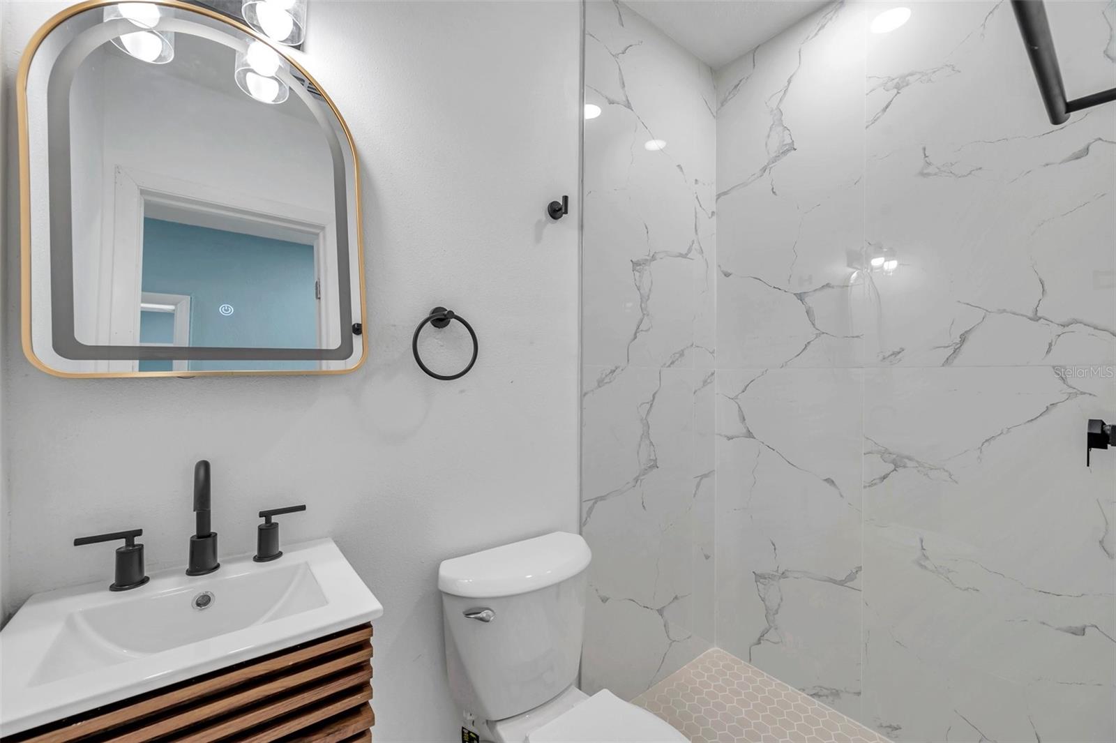 Listing photo id 16 for 5709 Charles Drive
