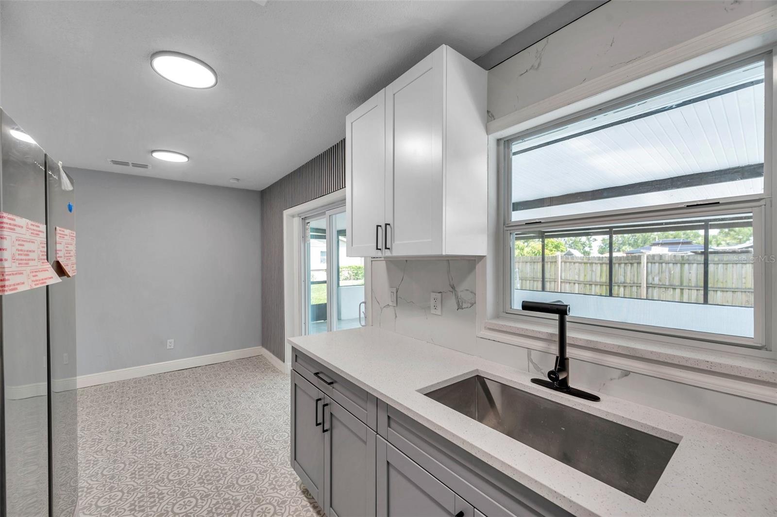 Listing photo id 4 for 5709 Charles Drive
