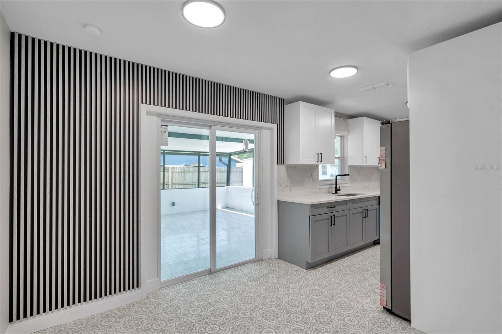 Listing photo id 5 for 5709 Charles Drive