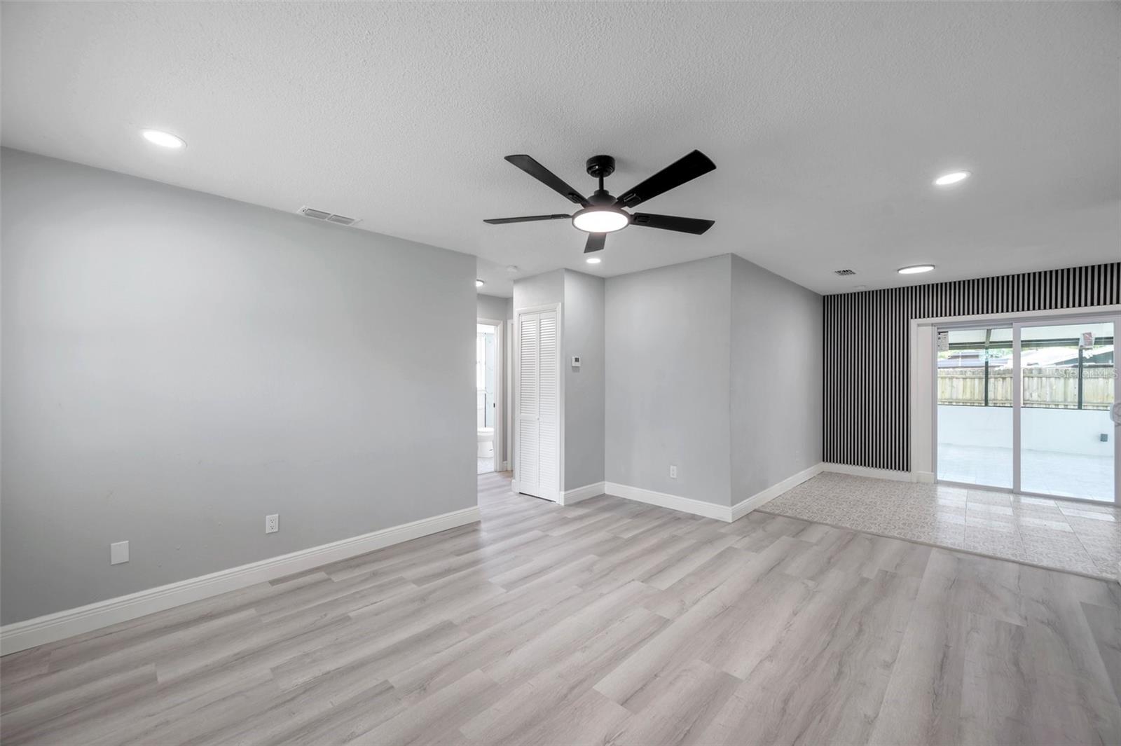 Listing photo id 7 for 5709 Charles Drive