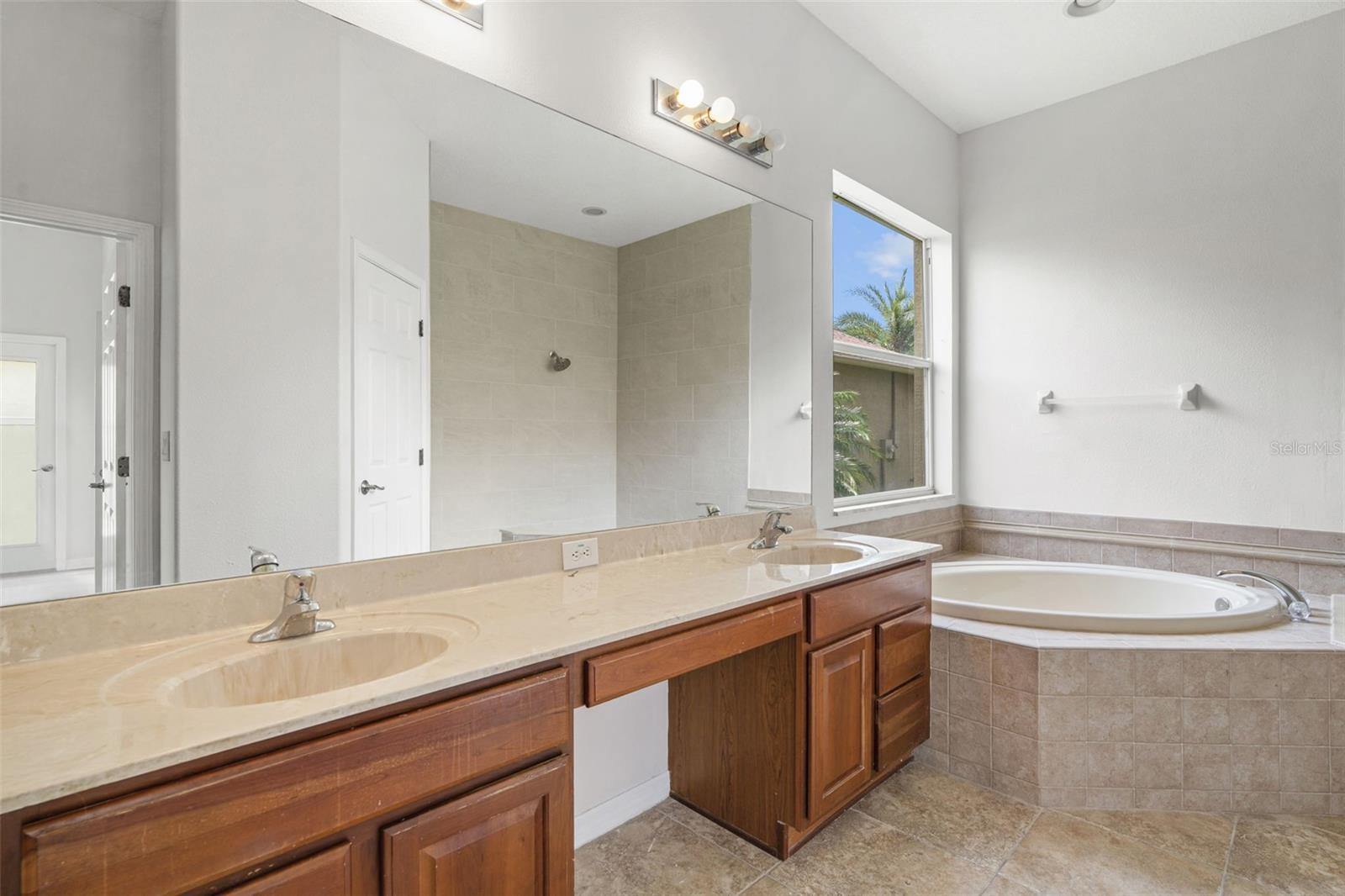 Listing photo id 18 for 3013 Silvermill Loop O