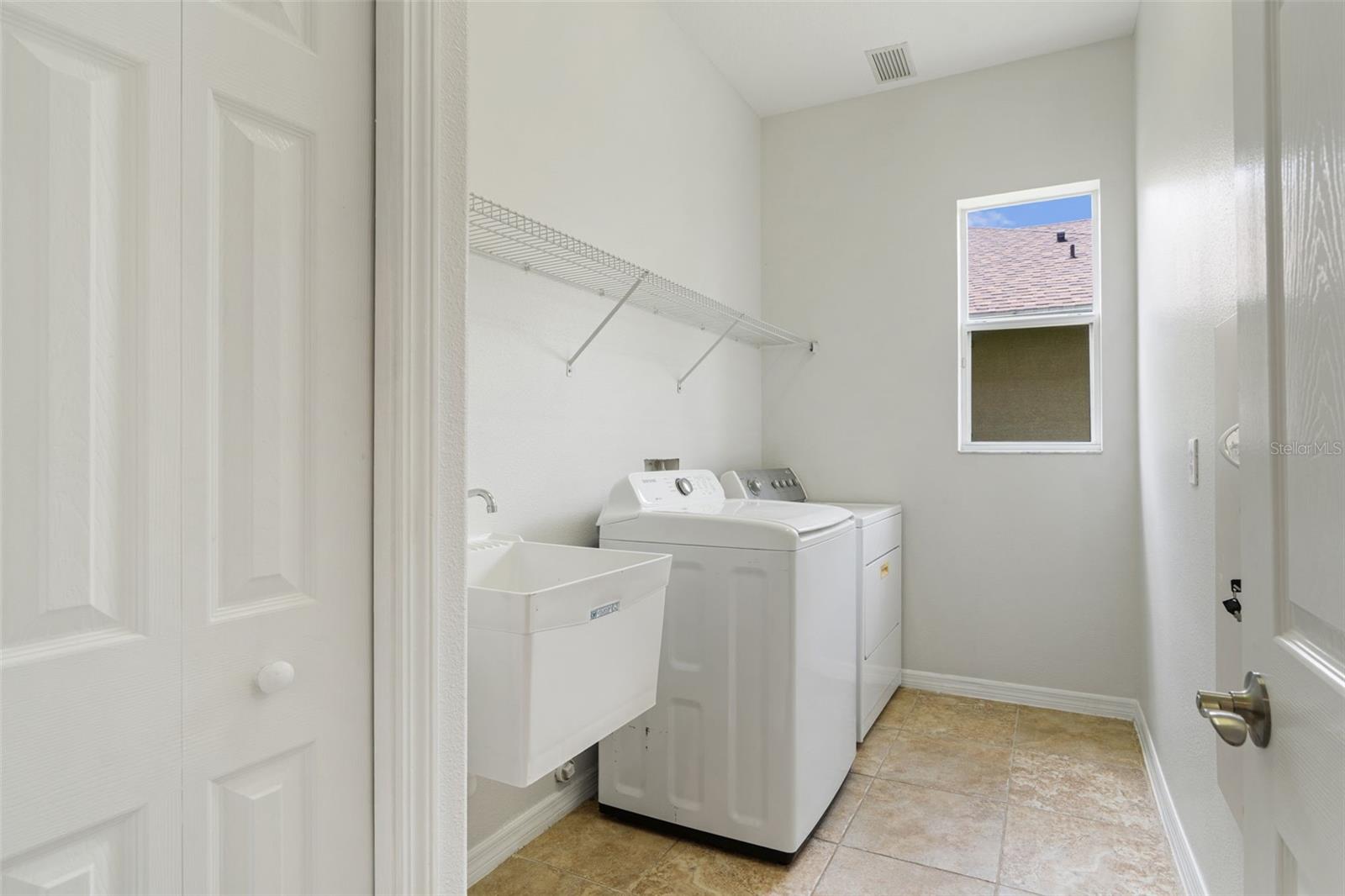 Listing photo id 27 for 3013 Silvermill Loop O