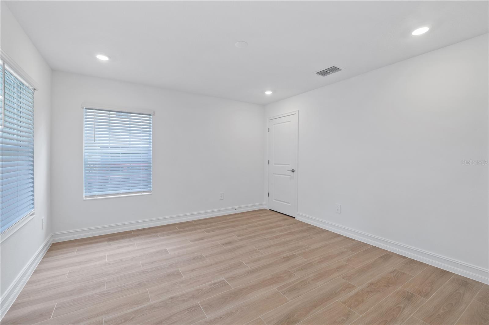 Image 6 of 35 For 4511 Manhattan Avenue 19