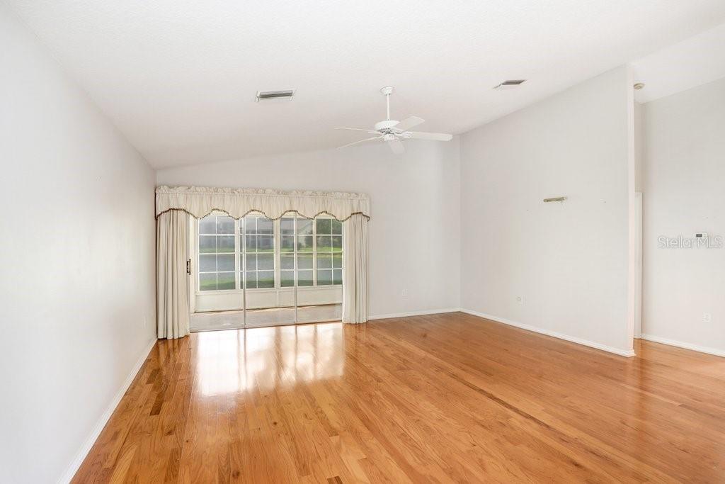 Image 19 of 49 For 4407 Whitton Way