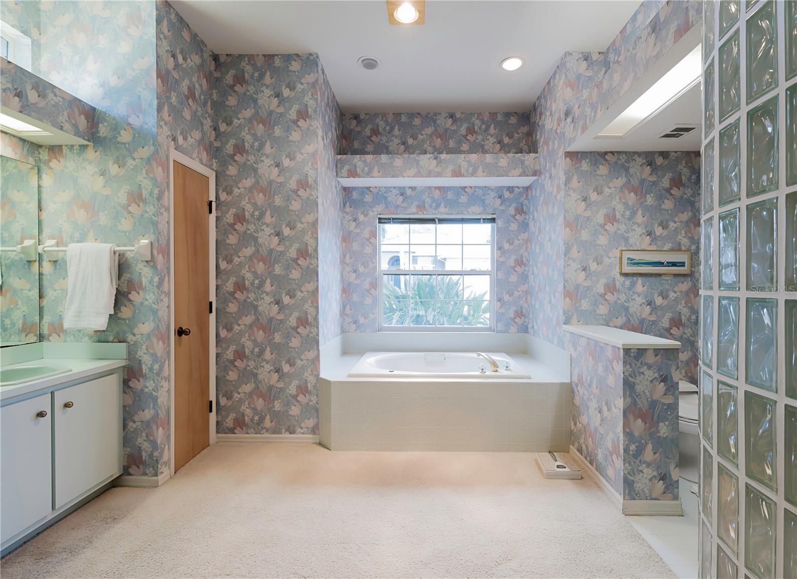 Listing photo id 16 for 2406 Dana Drive