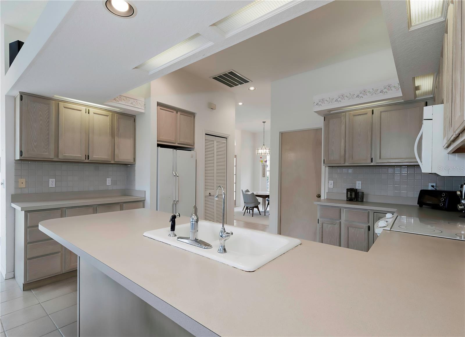 Listing photo id 21 for 2406 Dana Drive