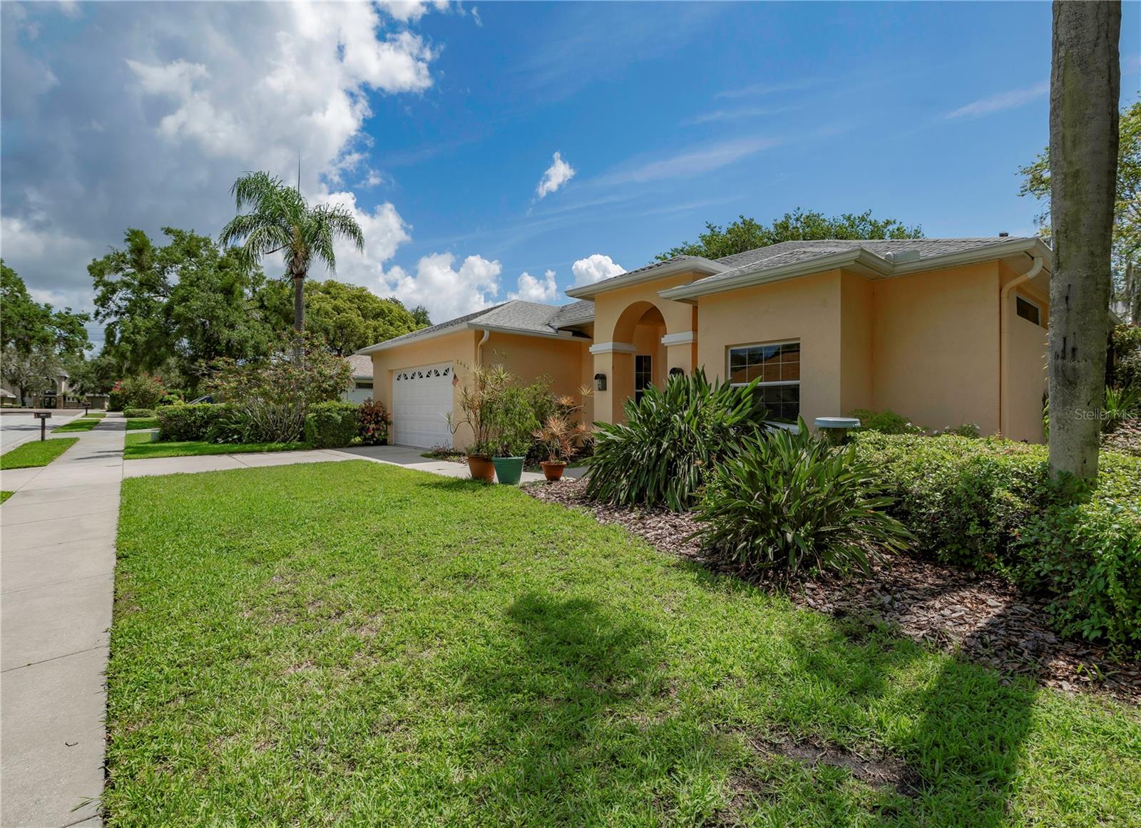 Listing photo id 1 for 2406 Dana Drive