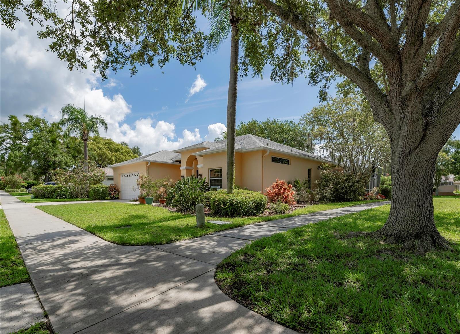 Listing photo id 2 for 2406 Dana Drive