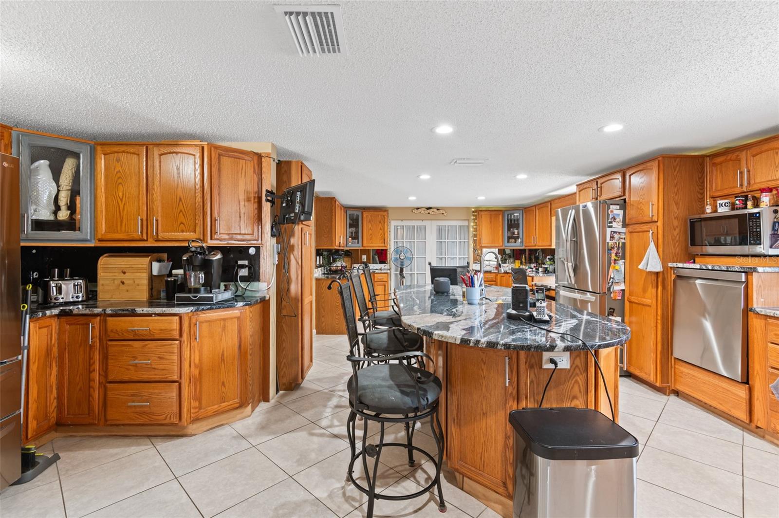 Listing photo id 10 for 2030 Norfolk Drive