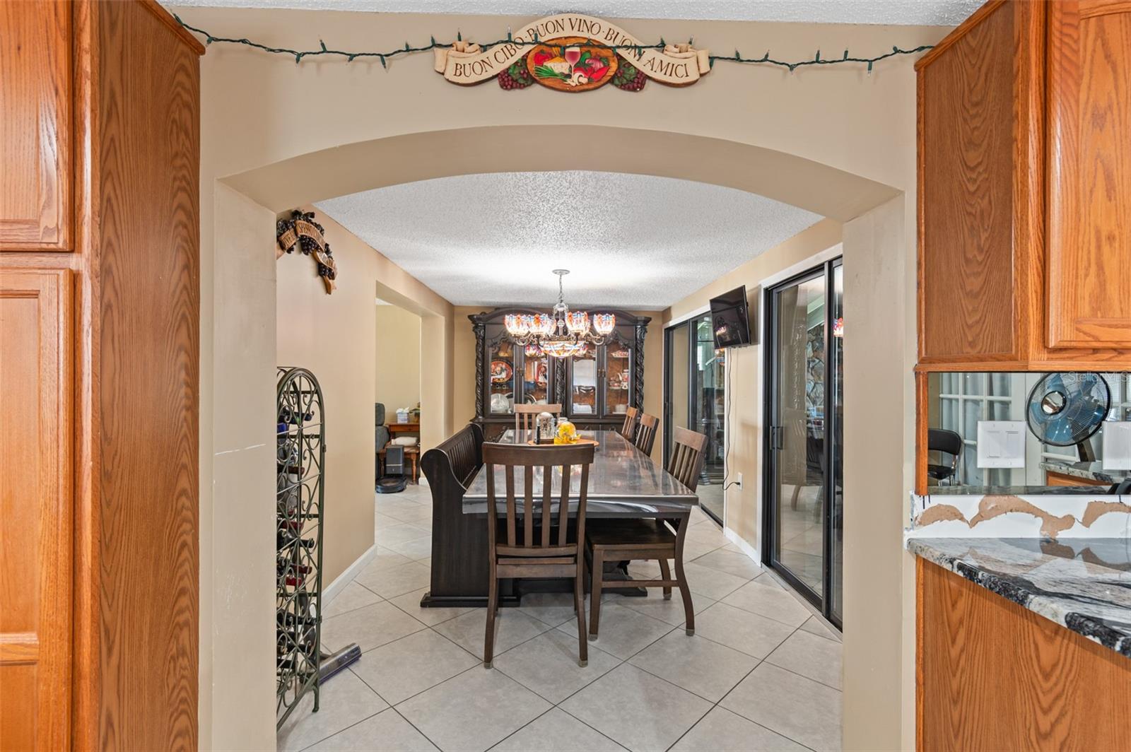 Listing photo id 12 for 2030 Norfolk Drive