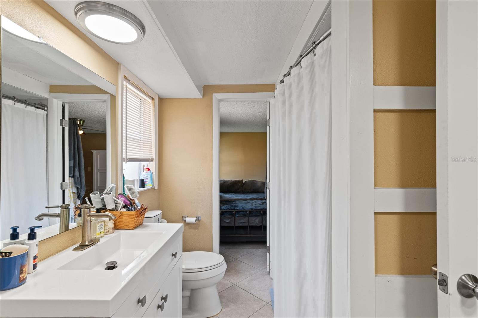 Listing photo id 13 for 2030 Norfolk Drive