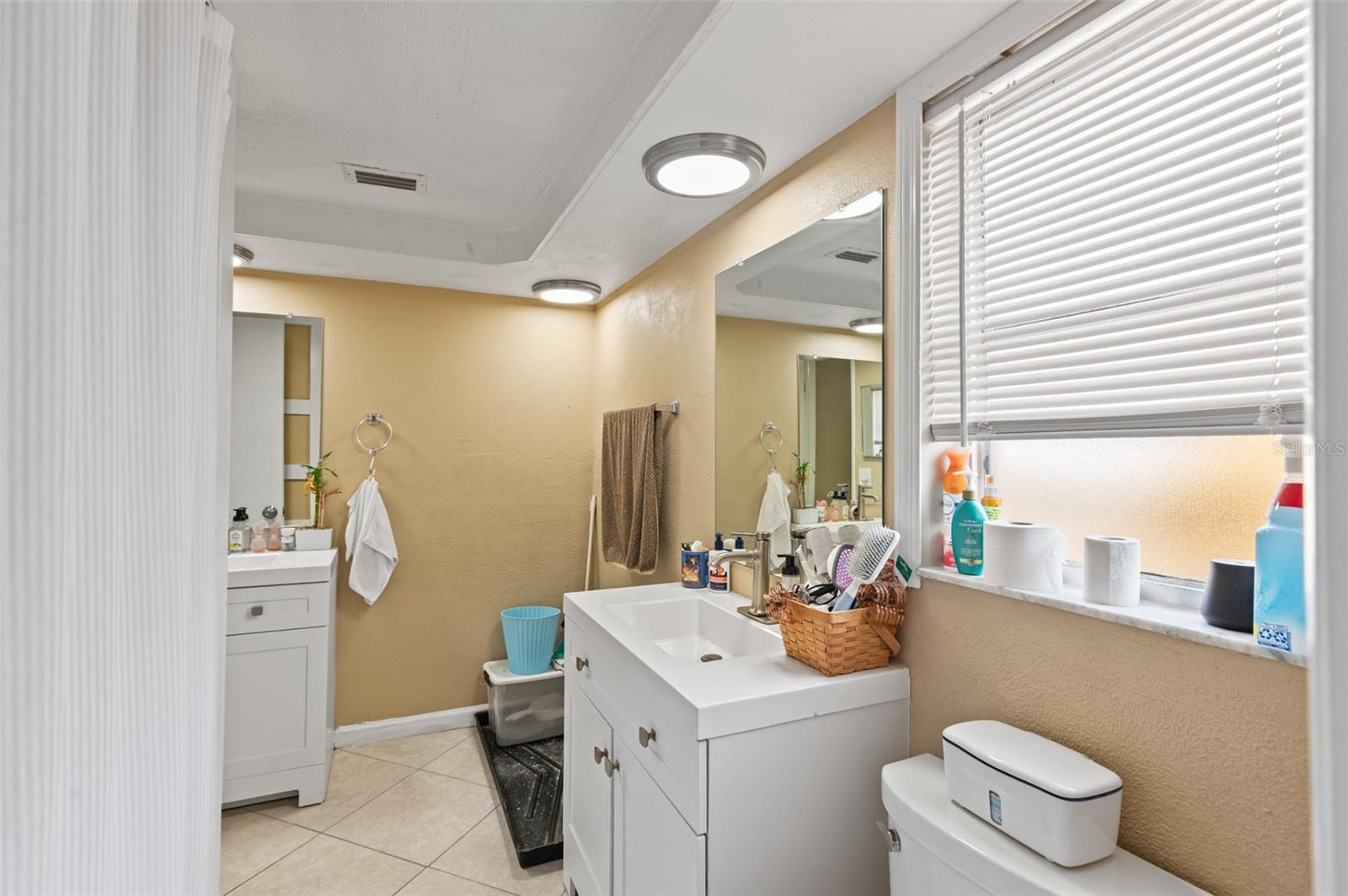 Listing photo id 14 for 2030 Norfolk Drive