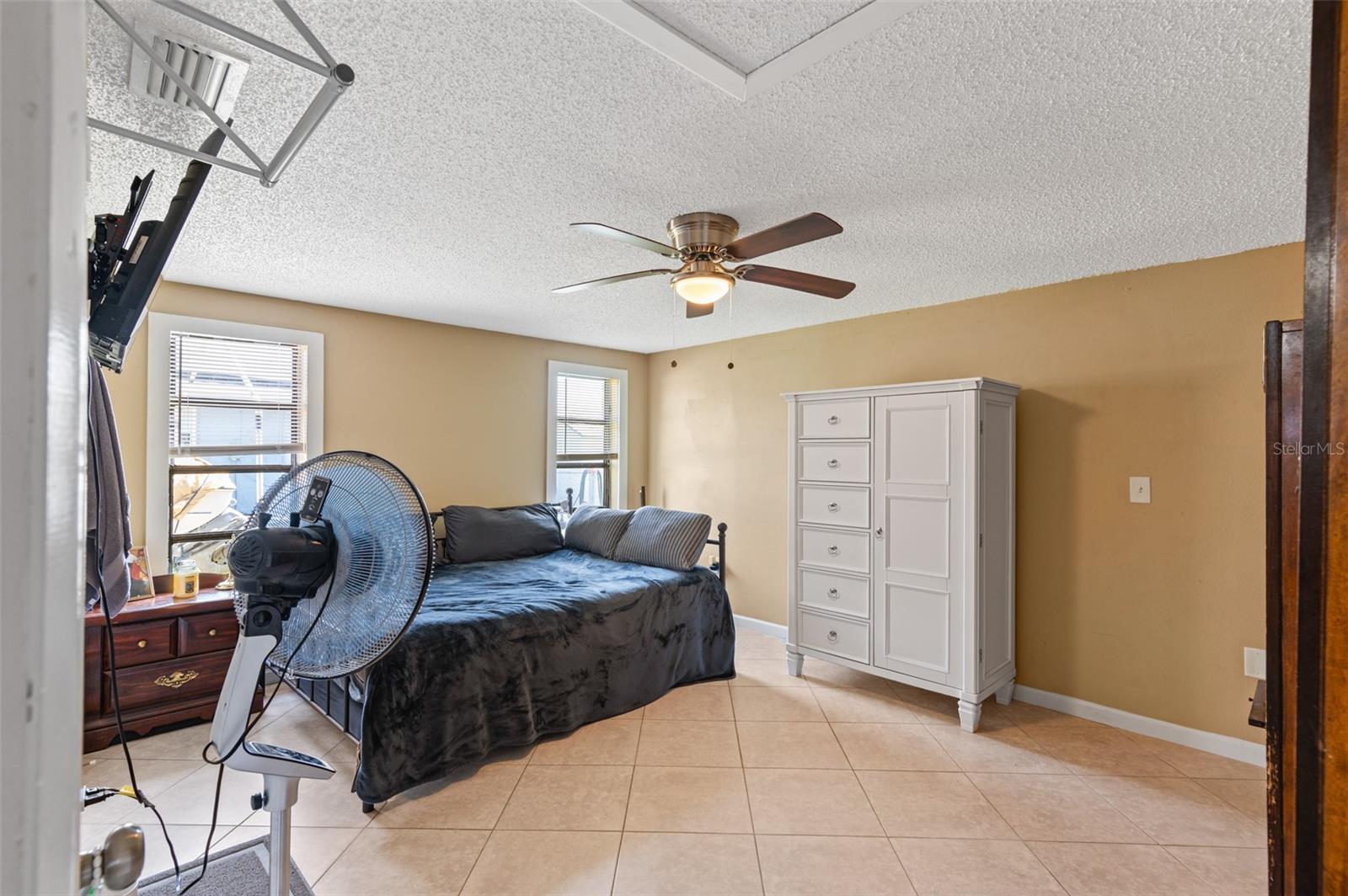 Listing photo id 15 for 2030 Norfolk Drive