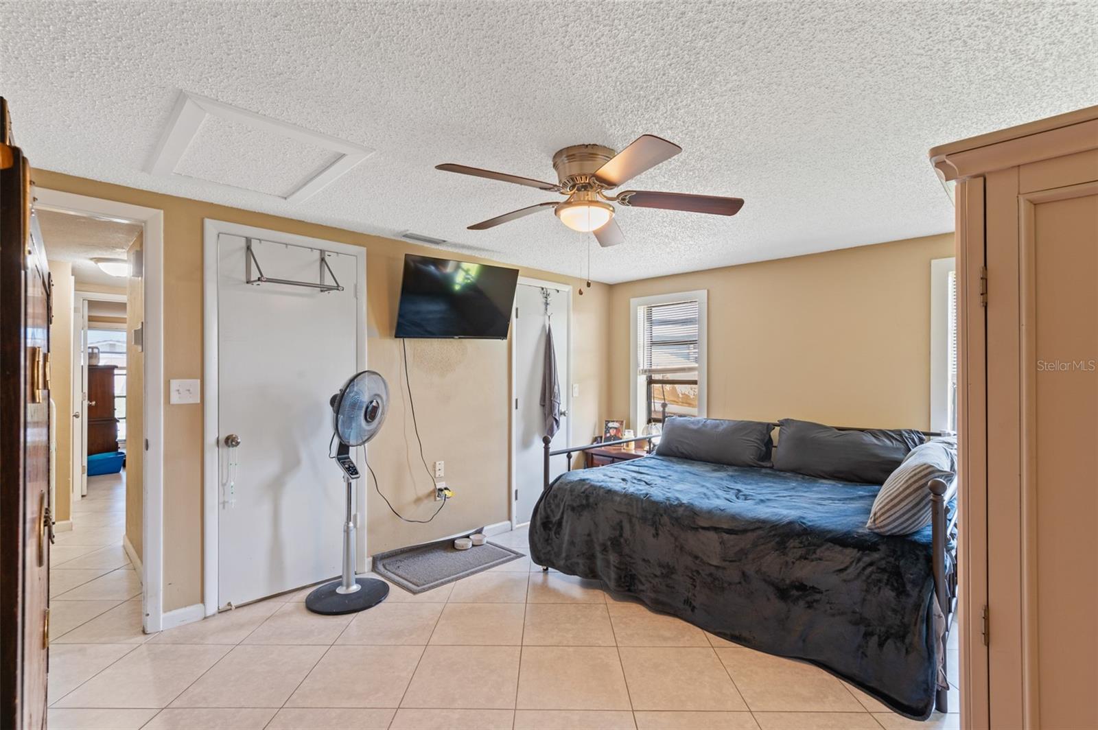 Listing photo id 16 for 2030 Norfolk Drive
