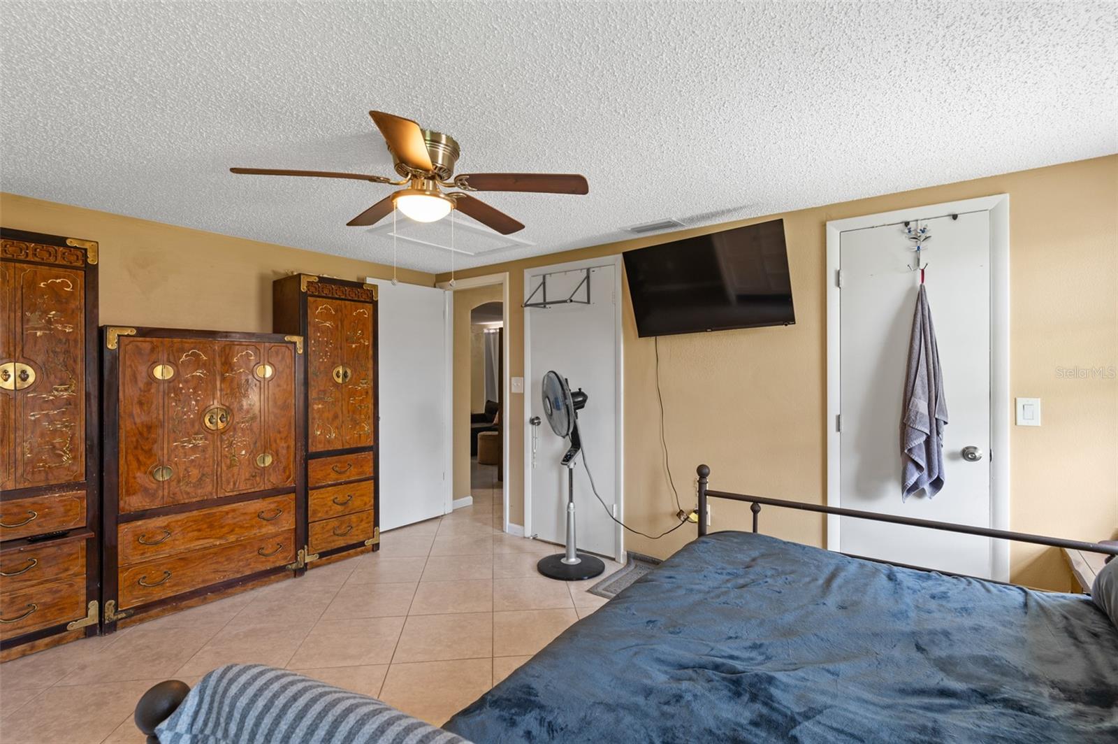 Listing photo id 17 for 2030 Norfolk Drive