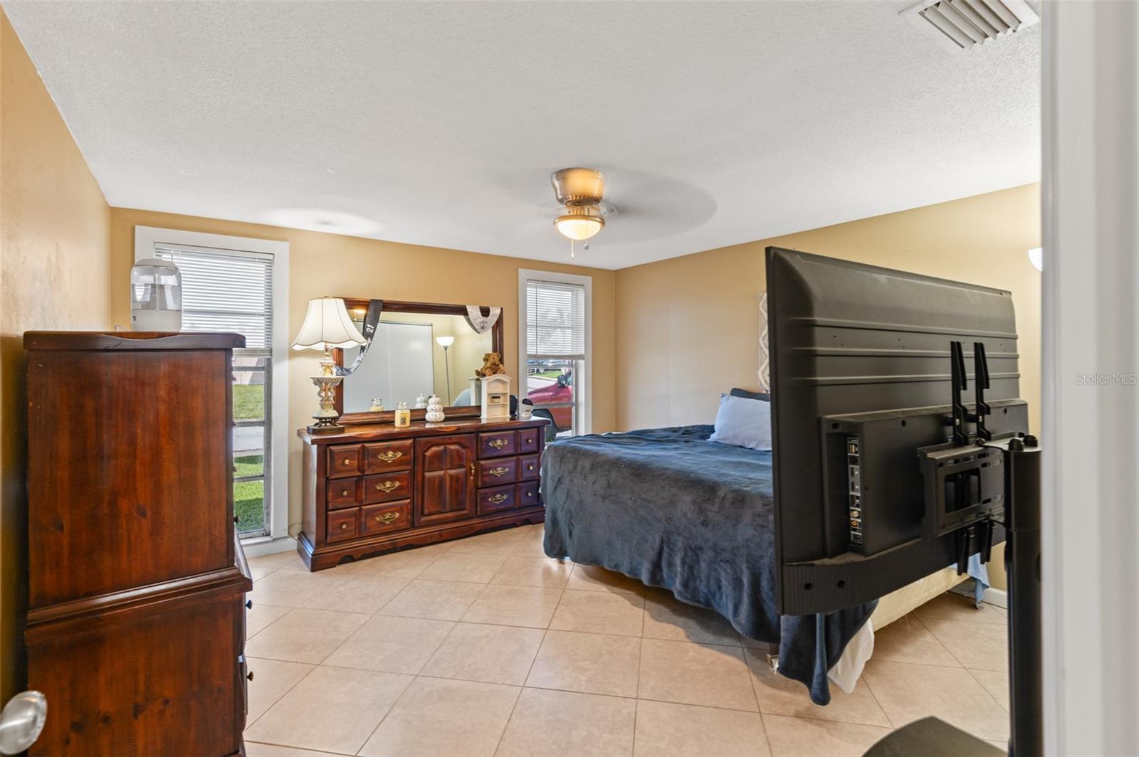 Listing photo id 18 for 2030 Norfolk Drive