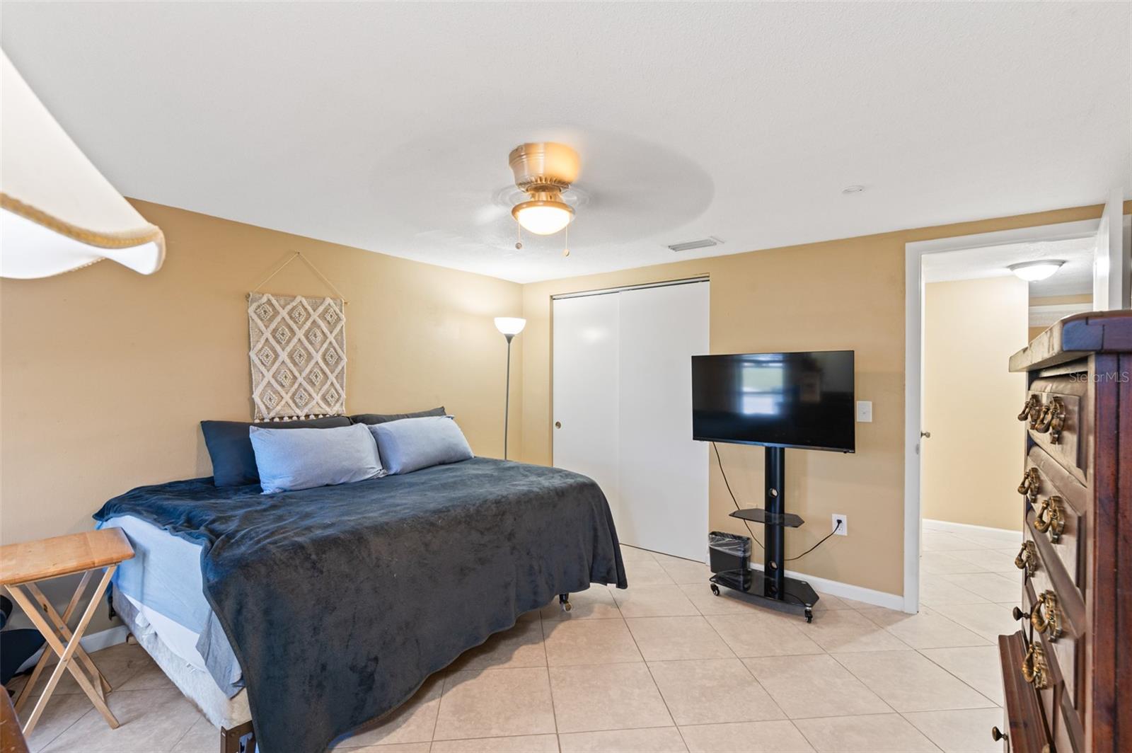 Listing photo id 19 for 2030 Norfolk Drive