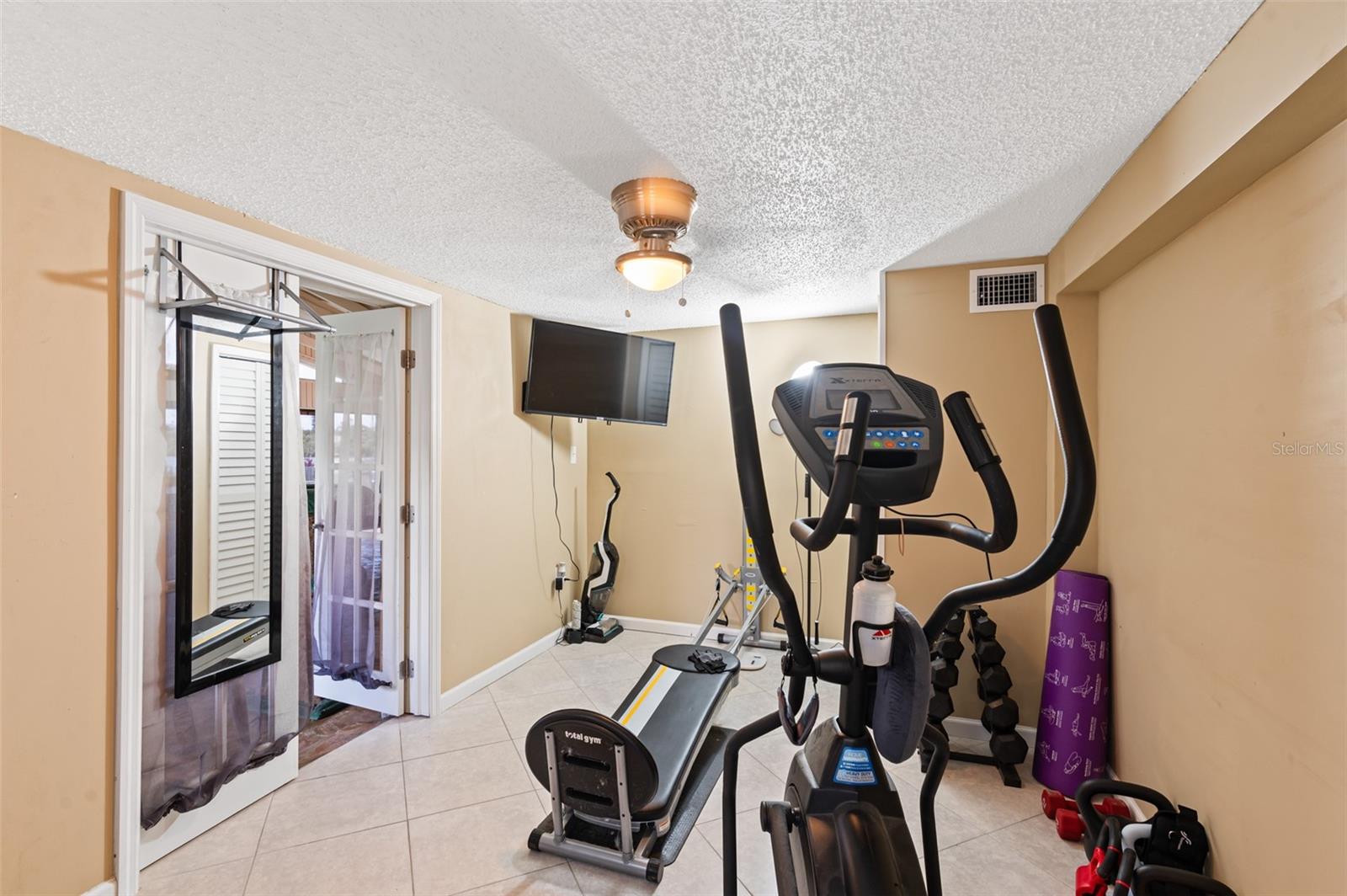 Listing photo id 22 for 2030 Norfolk Drive