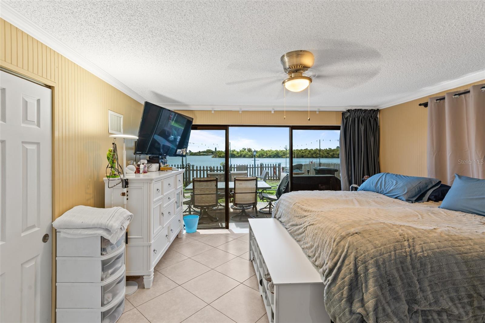 Listing photo id 23 for 2030 Norfolk Drive