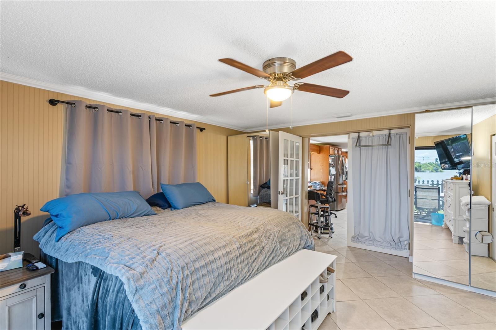 Listing photo id 25 for 2030 Norfolk Drive
