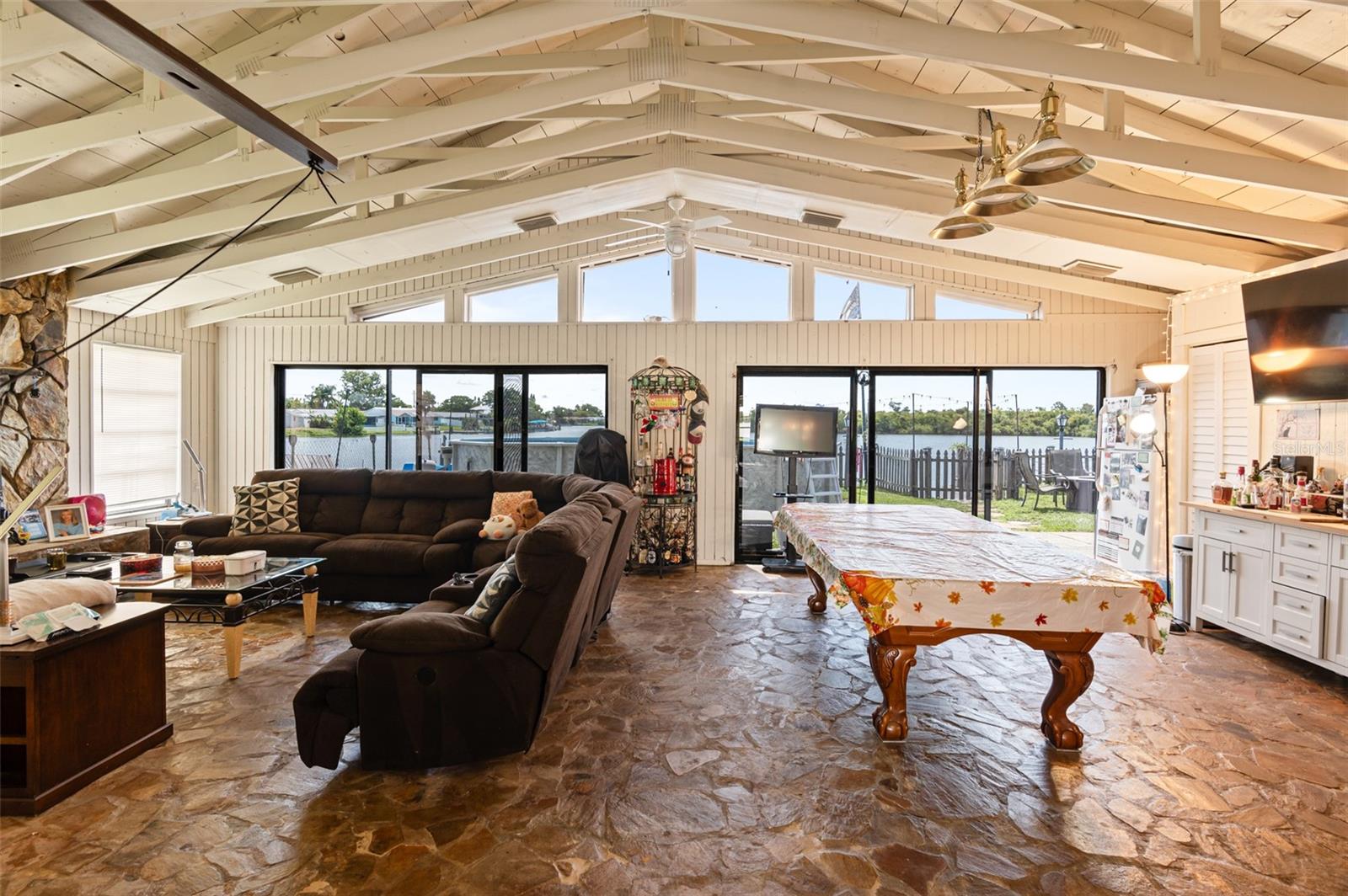 Listing photo id 26 for 2030 Norfolk Drive
